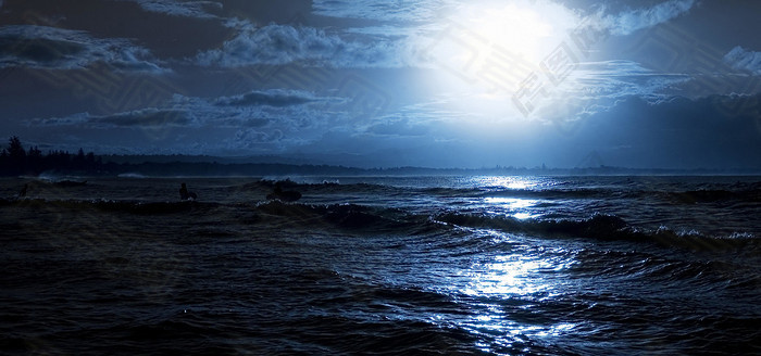 夜晚月光下的大海